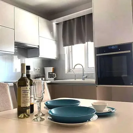 Apartman By The Sea - Central 2 Bedroom Apartment Rhodes City