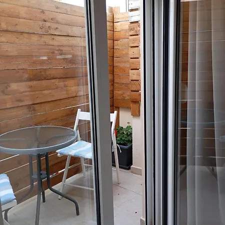 By The Sea - Central 2 Bedroom Apartment