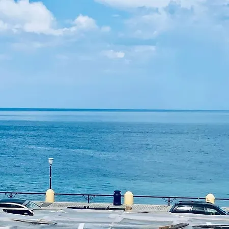 By The Sea - Central 2 Bedroom Apartment Apartament *